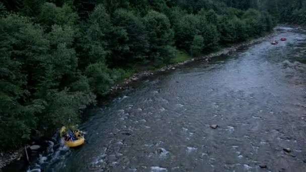 Vista aerea di rafting al fiume di montagna — Video Stock