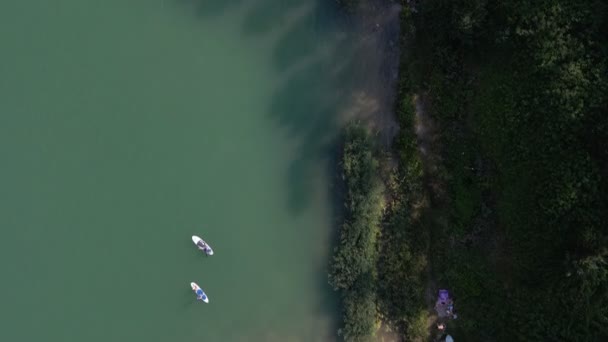 Vista aérea de personas nadando descansando tomando el sol flotando en tablas de sup. actividades lago verano — Vídeos de Stock