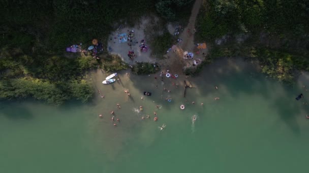 Vue aérienne de personnes nageant se reposant bronzant flottant sur des planches de sup. activités estivales lac — Video