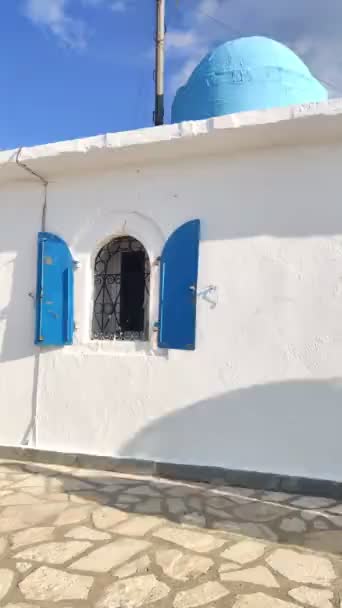 Pár procházky po ulici řecké architektury. Ostrov Lefkada — Stock video