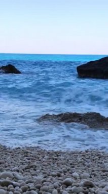 Dalgalı mavi deniz kayalık plaj