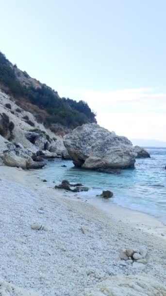 Mulher feliz correndo pela praia do mar — Vídeo de Stock