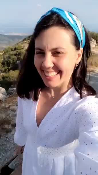 Femme souriante en robe blanche prenant selfie vidéo — Video