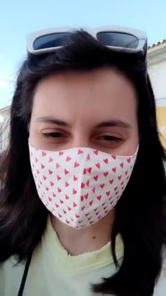 Femme en masque médical parlant au téléphone prenant selfie — Video