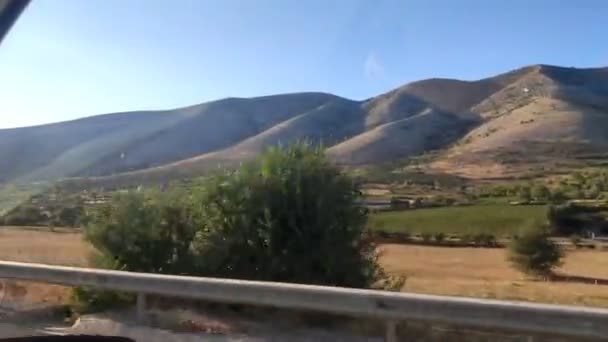Concepto de viaje en coche vista de las montañas del norte de macedonia en ventana lateral — Vídeos de Stock