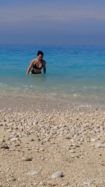 Mar verão praia mulher vai nadar — Vídeo de Stock