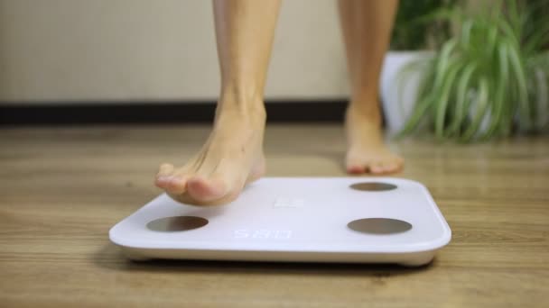 Les femmes marchent sur la balance contrôle du poids — Video