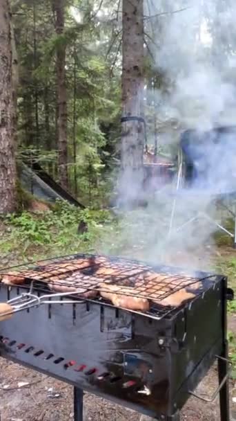 Kemping koncepció férfi főzés a grill — Stock videók