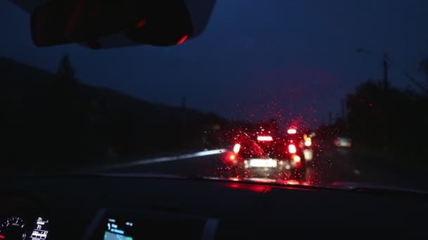 Rain drops on car windshield — Stock Video