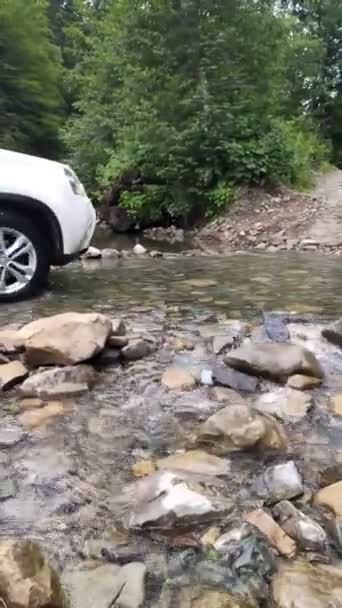 Suv auto oversteken berg rivier — Stockvideo