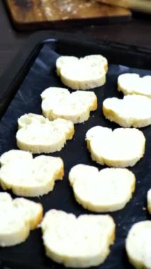 Kesme tahtasında ekmek dilimleme