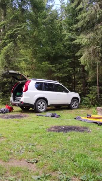 Time lapse vrouw zet een tent in de buurt van SUV auto in het bos — Stockvideo