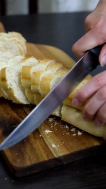 Kesme tahtasında ekmek dilimleme
