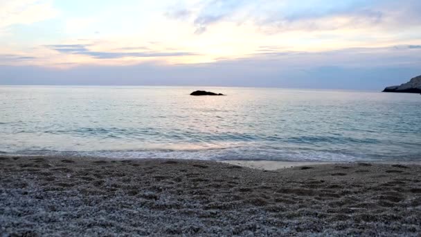 Coucher de soleil au-dessus de la mer grecque plage — Video