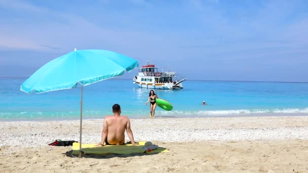 Paar aan de zee strand Griekenland vakantie — Stockvideo