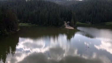 Ukrayna Karpatlar 'daki Sinnevyr Gölü' nün havadan görünüşü