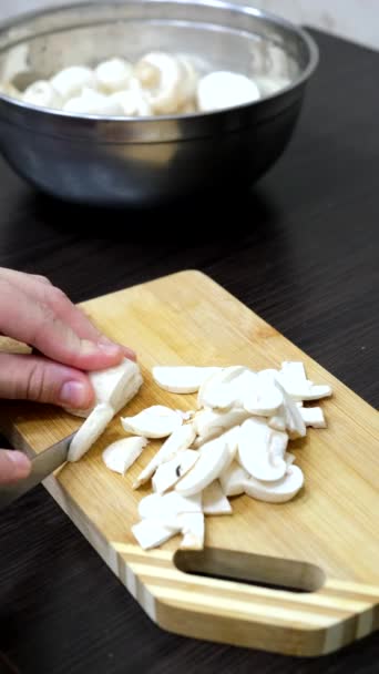 Kochen in der Küche Pilze am Schneidebrett schneiden — Stockvideo
