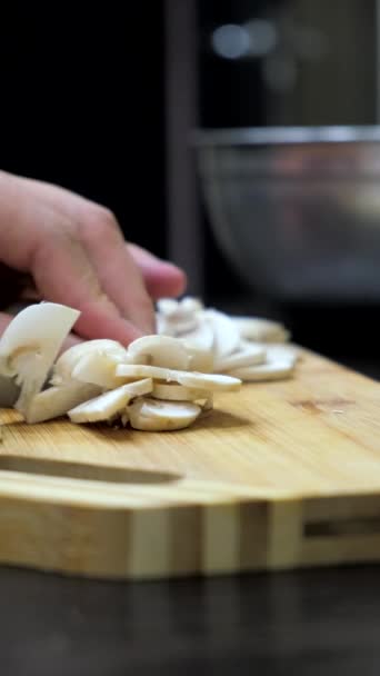 Gotowanie w kuchni krojenie grzybów na desce do krojenia — Wideo stockowe