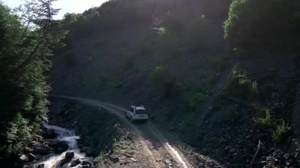 Siguiente coche en movimiento por las montañas cañón — Vídeo de stock