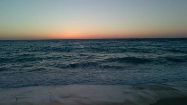 Luftaufnahme des Sonnenuntergangs über dem stürmischen Ionischen Meer — Stockvideo