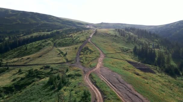 Véhicule hors route se déplaçant par sentier de montagne — Video