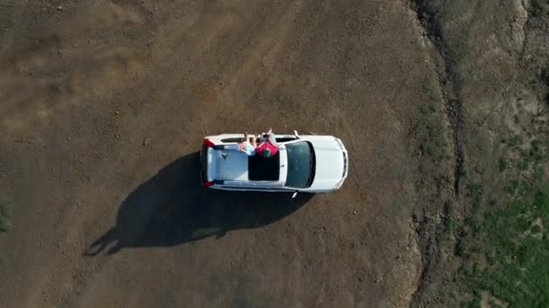 Пара мандрівників на машині, насолоджуючись видом на гори Карпат — стокове відео