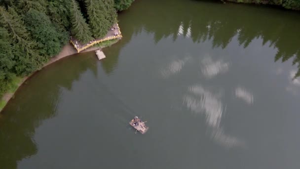 Antenn syn på människor turister vid synevyr sjö i ukrainska Karpaterna berg — Stockvideo