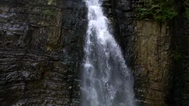 Вид на водоспад в гірському лісі — стокове відео
