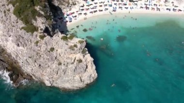 Güneşli yaz günlerinde solkas sahilinin hava manzarası. İnsanlar Yunanistan 'da güneşleniyorlar.