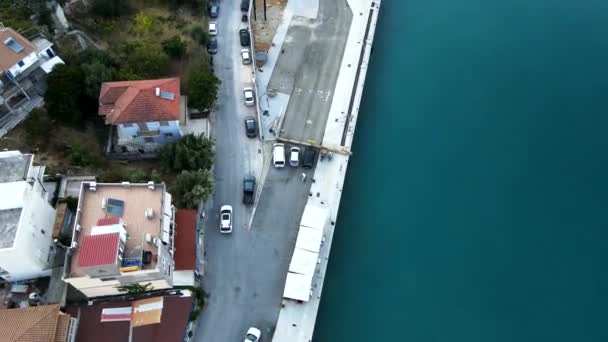 Mobil bergerak oleh kota Yunani kecil di tepi pantai — Stok Video