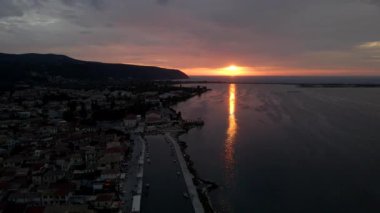 Günbatımının hava görüntüsü, sol tarafta, Yunan adasında.