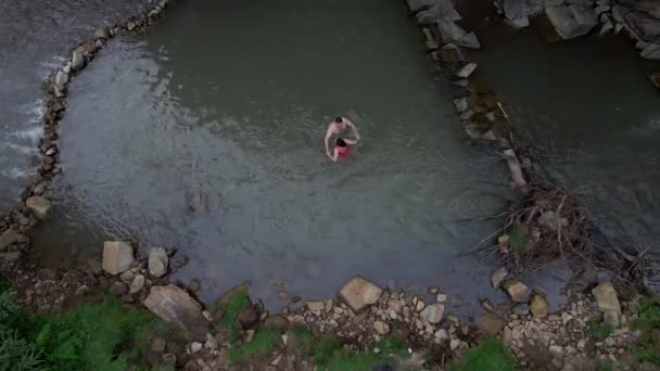 Letecký pohled na pár plavání v horách řeka — Stock video