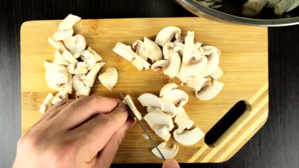 Mutfakta yemek pişirmek kesme tahtasında mantar doğramak — Stok video