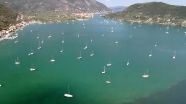 Lefkada adasındaki liman manzarası.