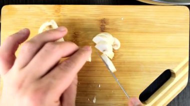 Mutfakta yemek pişirmek kesme tahtasında mantar doğramak