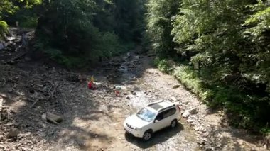 Manyava, Ukrayna - 31 Temmuz 2021: Kanyonla şelaleye yürüyen insanlar