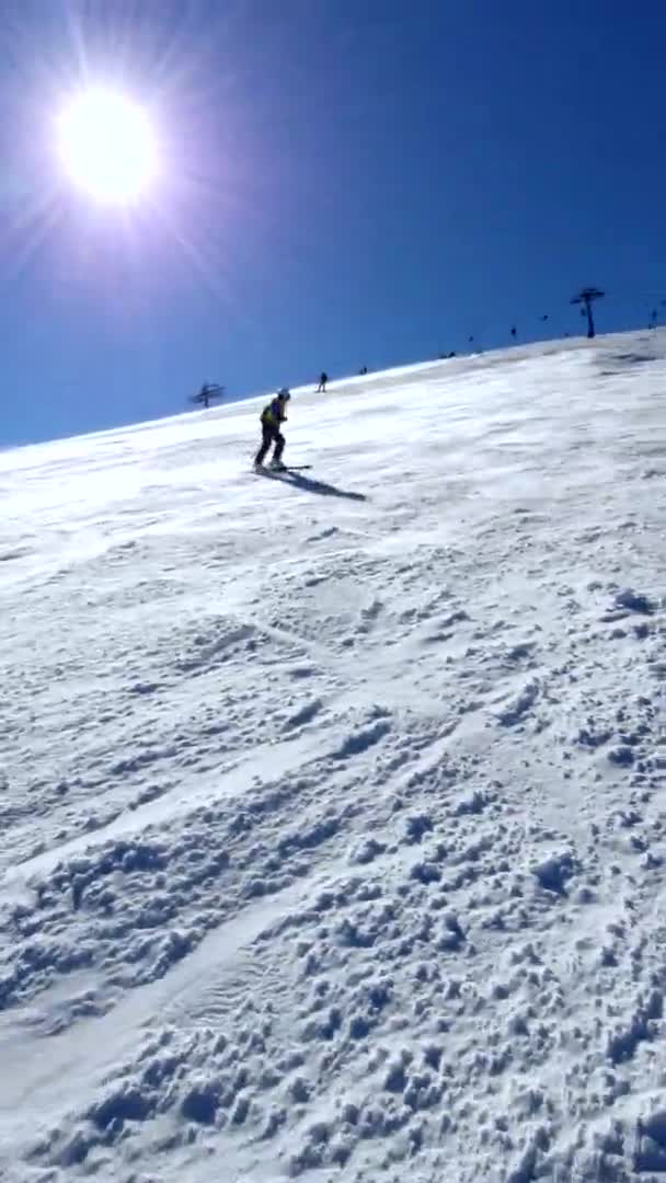 Žena lyžař na slunném horském svahu — Stock video