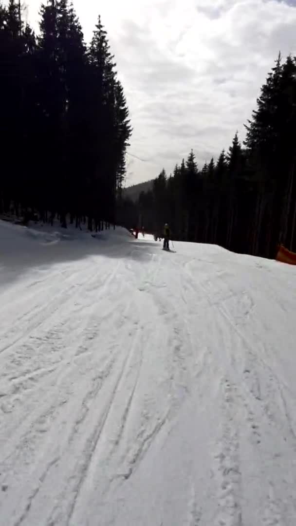 Ridning ner med snöig backe på skidorten vintersemester — Stockvideo