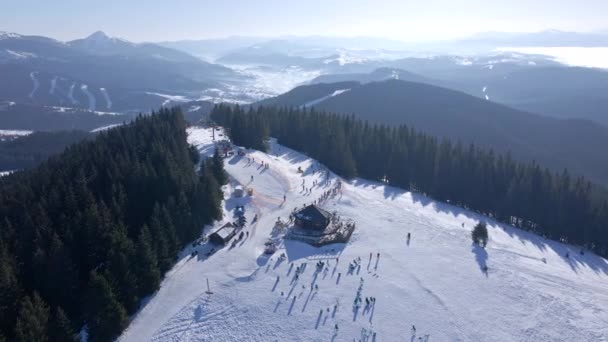 Вид с воздуха на горнолыжный курорт Украины — стоковое видео