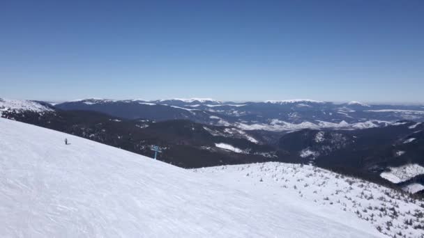 Vista panorámica aérea de la estación de esquí en invierno — Vídeos de Stock