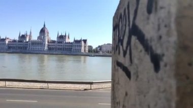 Diğer nehir kıyısındaki bütçeli parlamento binası