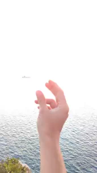 Trendige Video-Finger klicken überbelichteten Himmel zu zeigen Sonnenuntergang — Stockvideo