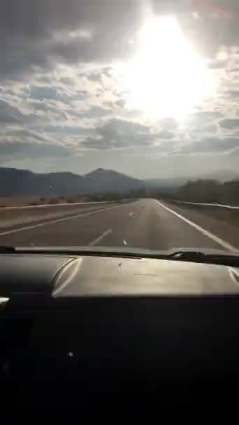 Conducir un coche por carretera de velocidad en las montañas del norte de macedonia — Vídeo de stock