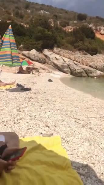 Parler homme à la plage de la mer — Video