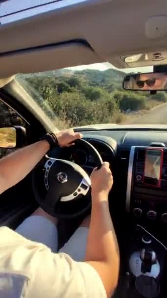 Mężczyzna jazdy samochodem przez mocno zakrzywionej drogi — Wideo stockowe