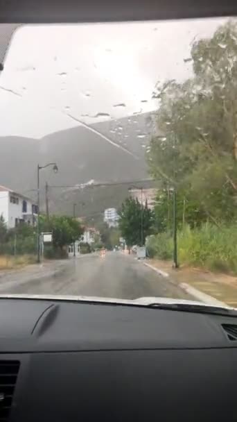 Mitfahrgelegenheit bei stürmischem Wetter — Stockvideo