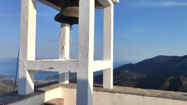 Ekklisia Profiti Ilias kostel na vrcholu levé hory — Stock video