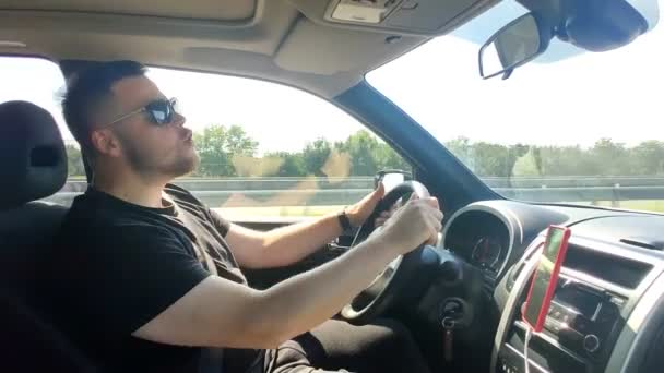 Hombre conduciendo coche y cantando — Vídeos de Stock