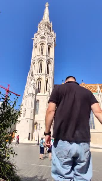 Muž s ženami cestovatele fotografování před starým evropským kostelem v Budapešti Maďarsko — Stock video