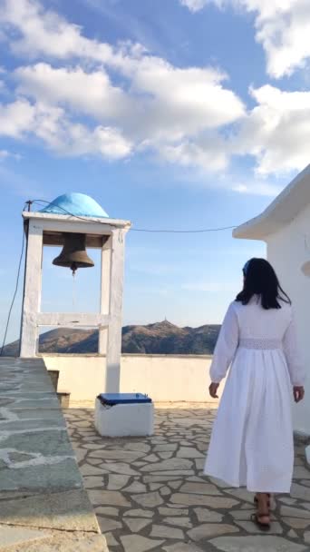 Γυναίκα με λευκό φόρεμα που απολαμβάνει την ελληνική αρχιτεκτονική — Αρχείο Βίντεο